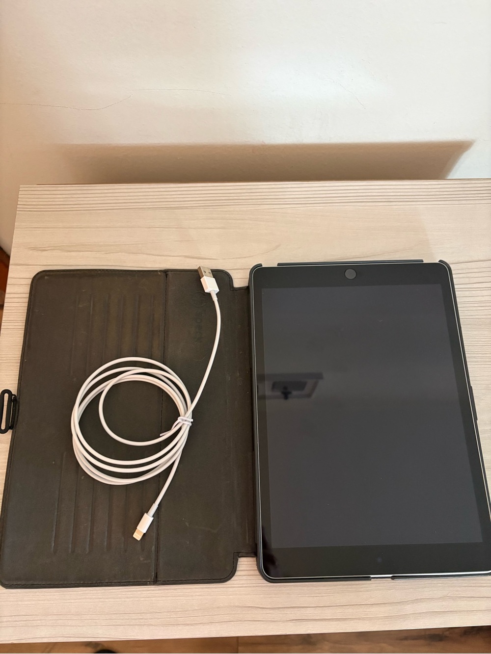 iPad model A2602 is the 9th Generation Apple iPad (2021) - Picture 5 of 5